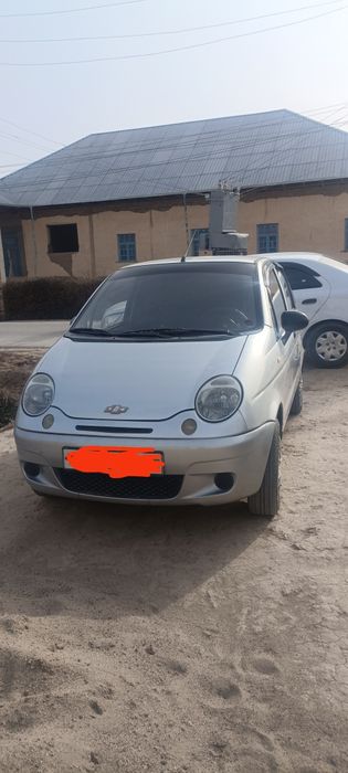 Moshina bir qoʻl minilgan