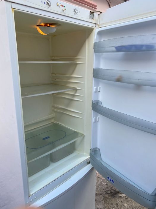 Frigider Whirlpool