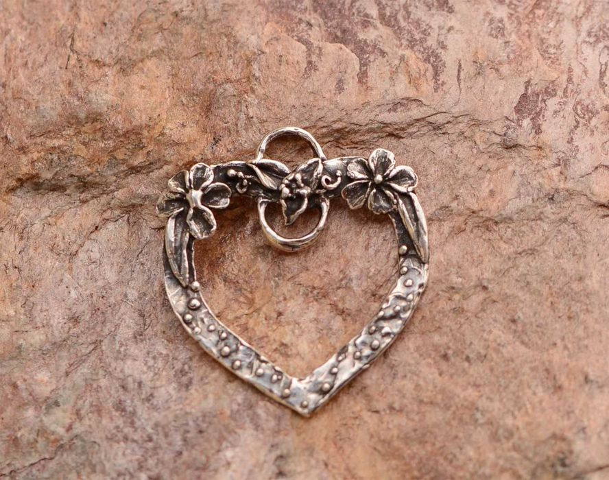 Сребърно бижу 925 – медальон „Отворено сърце“, талисман за любов.