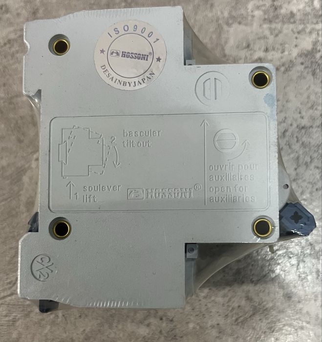 Автоматический выключатель трехполюсной.