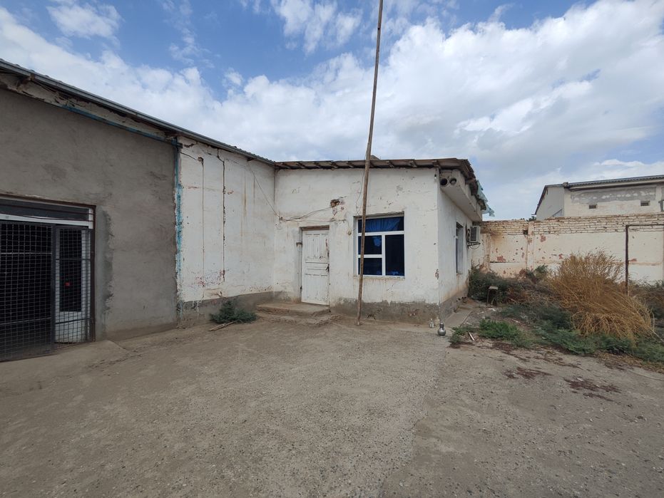 Нотурар бино сотилади.