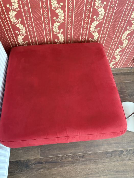Taburet / Otoman mare roșu (70x70 cm) – Ideal pentru Colț de Lectură / Living. Stare impecabilă!