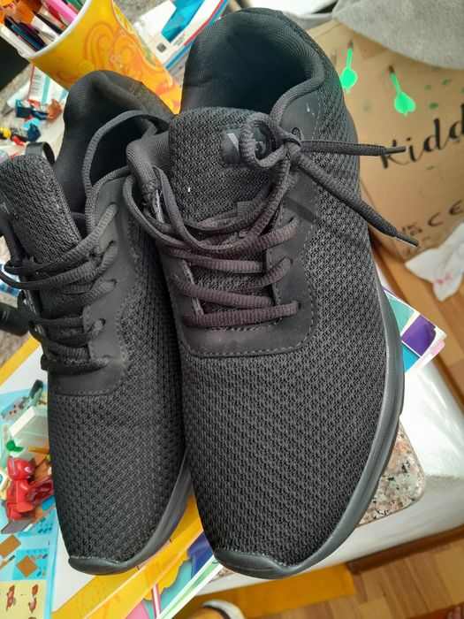 Adidas 42  noi.  Adidasi