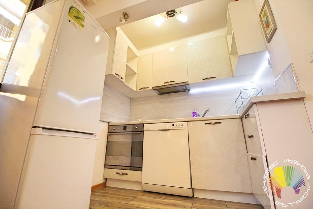 Дава се под наем Тристаен апартамент в Бургас, Център - 90 кв.м за 510 € - Снимка #1