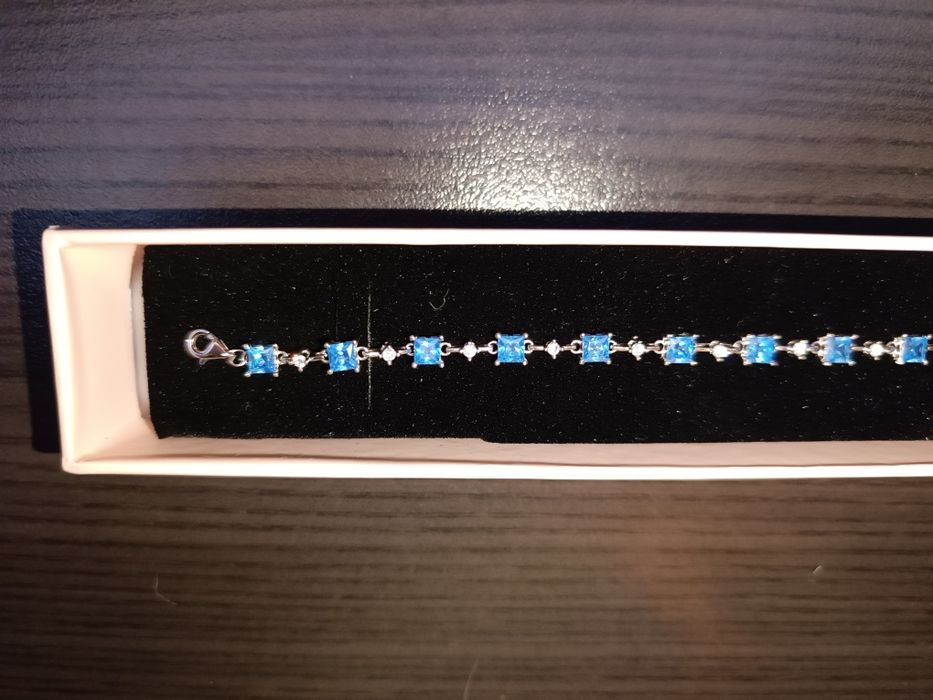 Сребърна гривна със син топаз