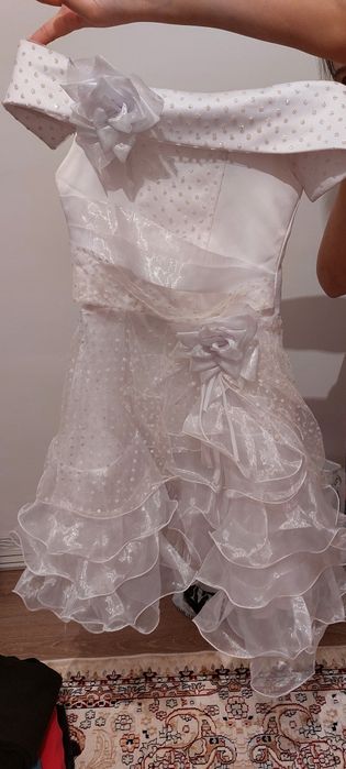 Белое бальное платье
