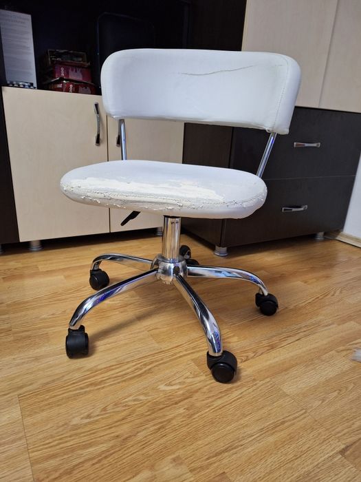 Scaun birou alb , cu cadru metalic