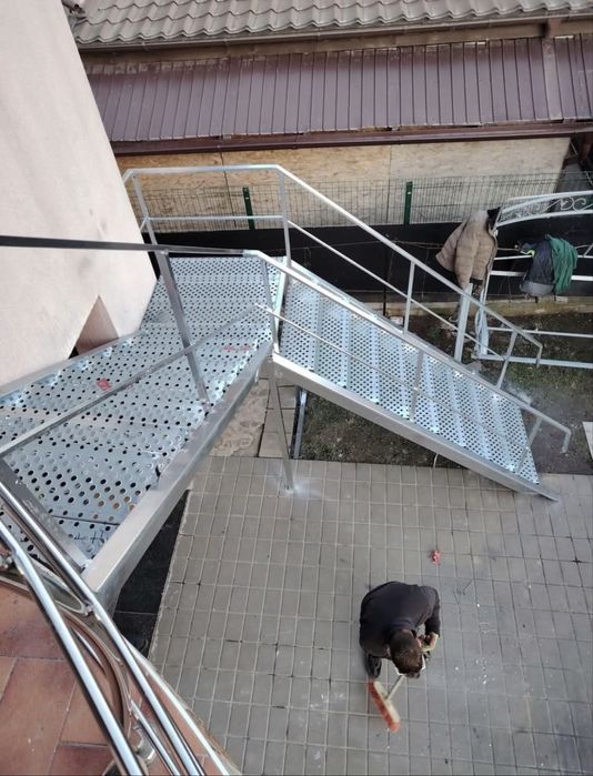 Scari zincate de exterior