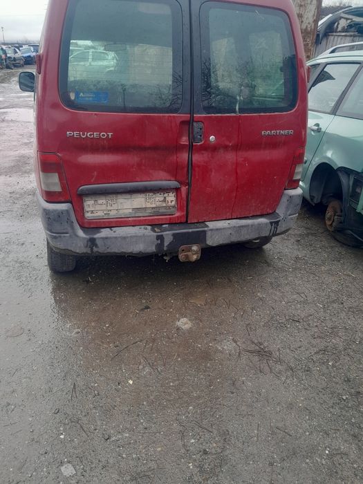 Продавам пежо партнер на части