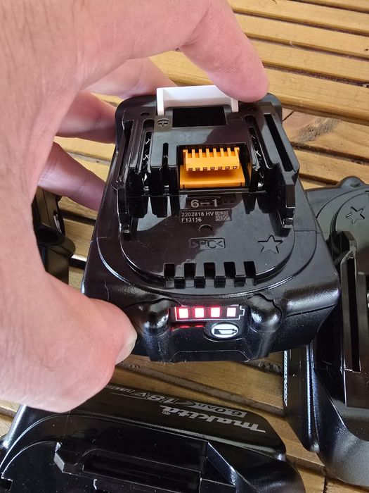 Vând baterie makita 6ah 18v