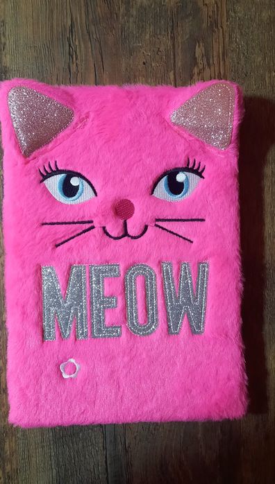 Jurnal fete pisică roz