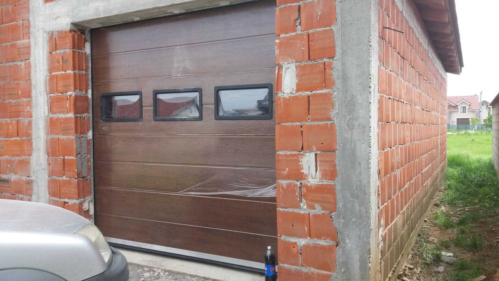 uși de garaj automatizate cu 3 hublouri