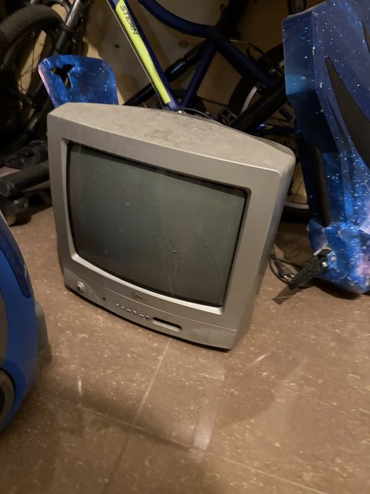 Два старых телевизора и стойка