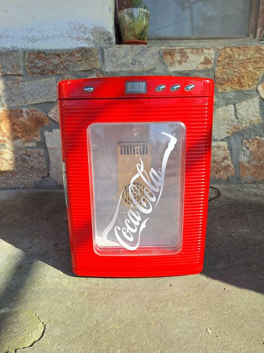 Малък хладилник , развален