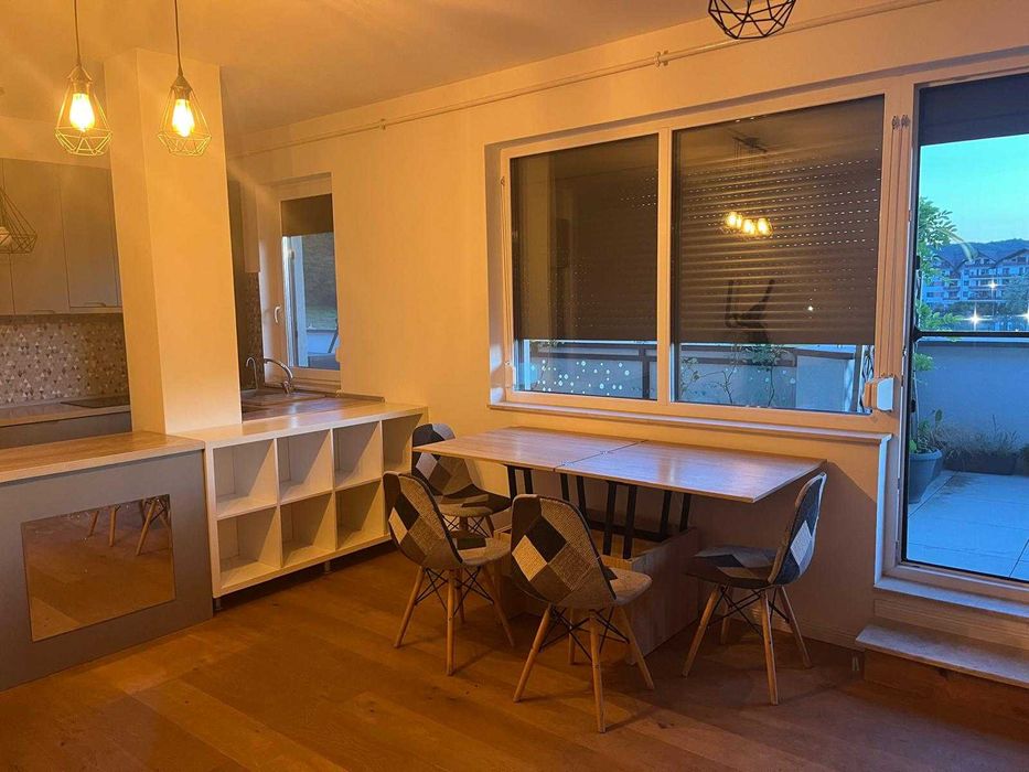 Inchiriez apartament 3 camere, terasa 81mp, Sub Cetate 45A