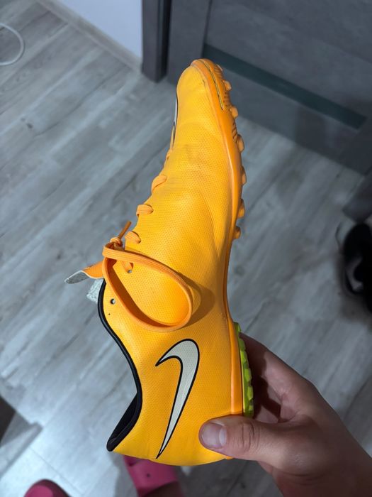 vând ghete fotbal pentru sintetic