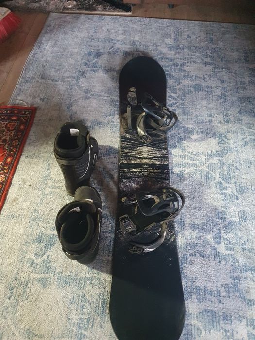 Vând placă de snowboard este foarte bună