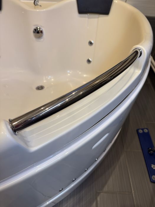 Jacuzzi sparios pentru 2 sau mai multe persoane