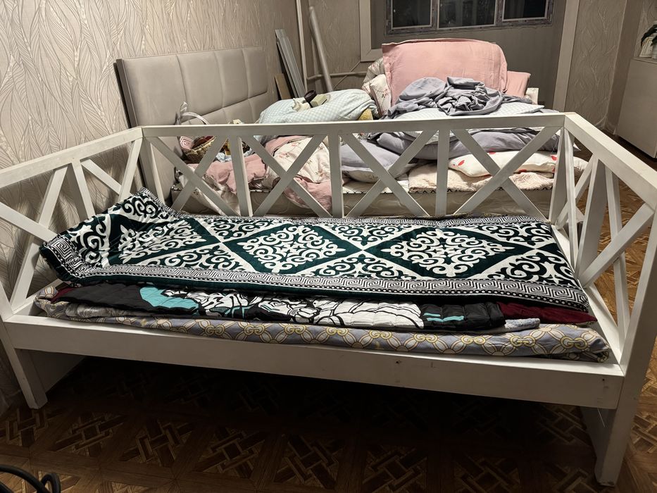 Продам кровать из прочного дерева!