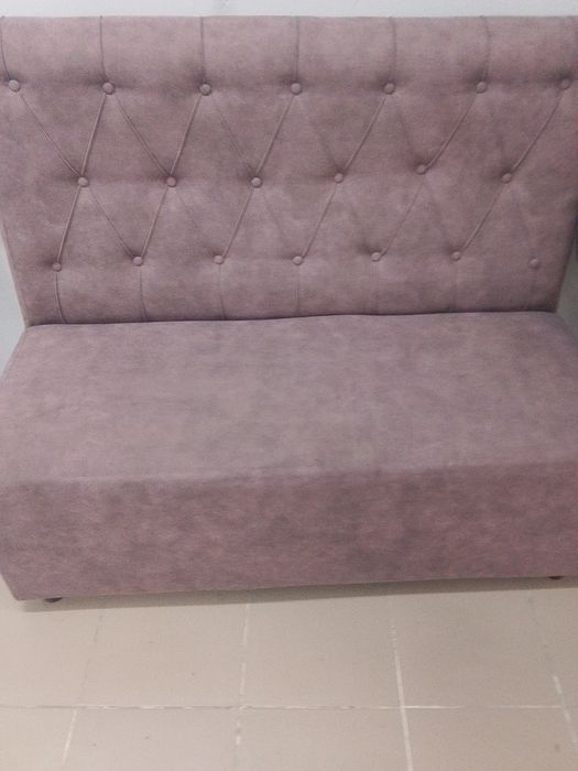 Зеркало вместе с тумбо для салона