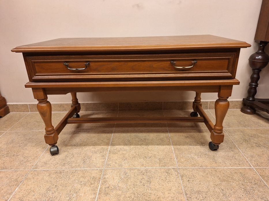 Маса за всекидневна с чекмедже