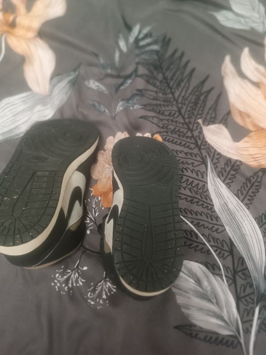Jordan 1 Mid mărimea 40 miau rămas mici  nu prea i-am purtat