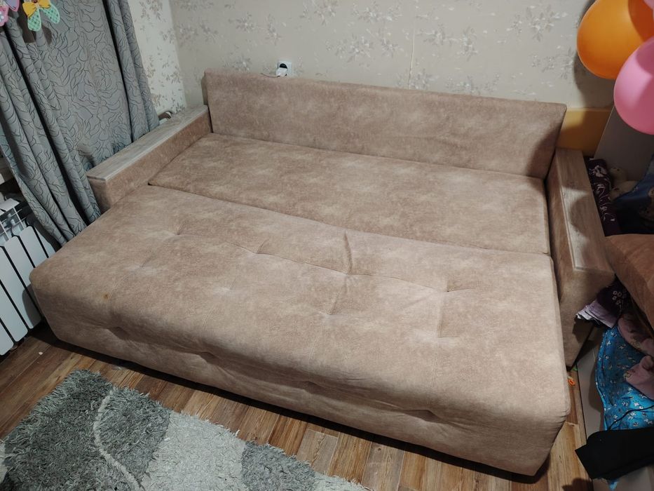 Срочно продам диван, почти новый