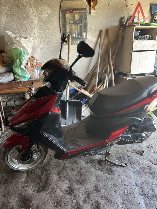 Скутер racer на ходу с салона пройзводства Тайвань