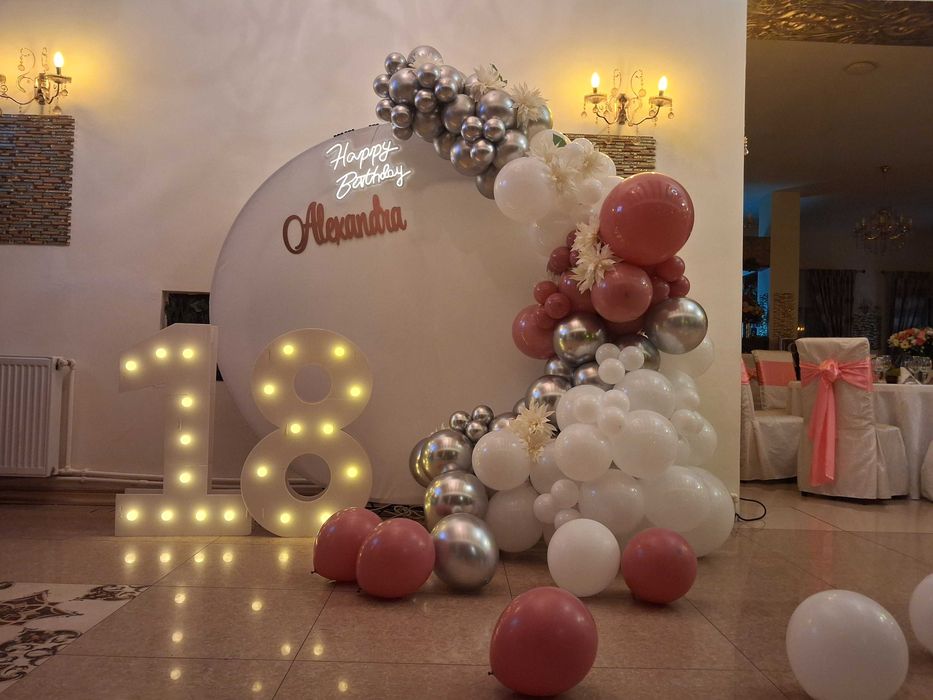 Cabina foto majorat baloane Panou 18 ani PhotoCorner party Arcada botez