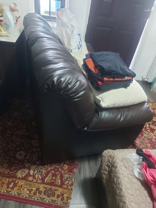 Canapea piele și un fotoliu