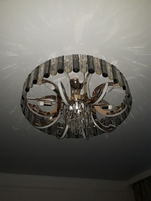 Продам  люстру    8 - ми   рожковую