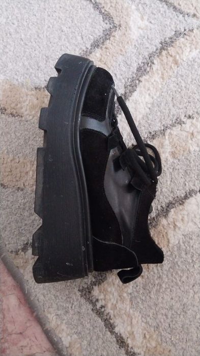 Срочно Продам босоножки и кроссовки