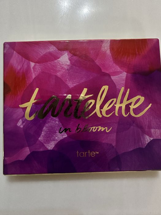 Продам палетку теней Tarte