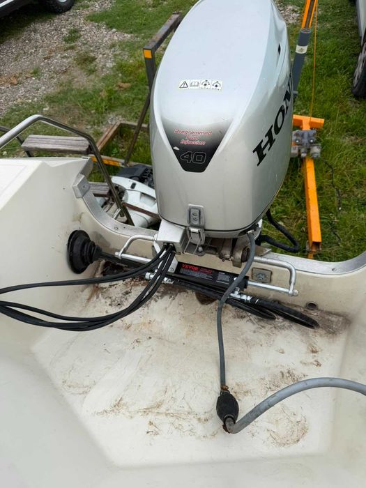 vand barca fibra cu motor