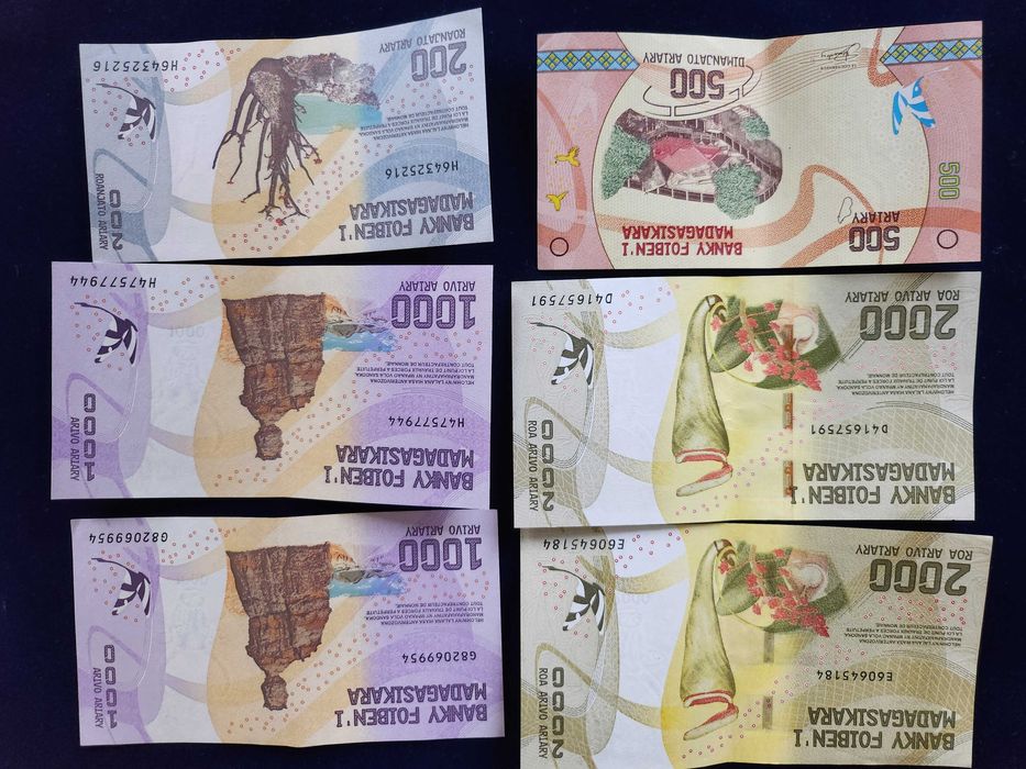 Мадагаскар : банкноти и монети ( ариари) + 3 пътеводителя на френски