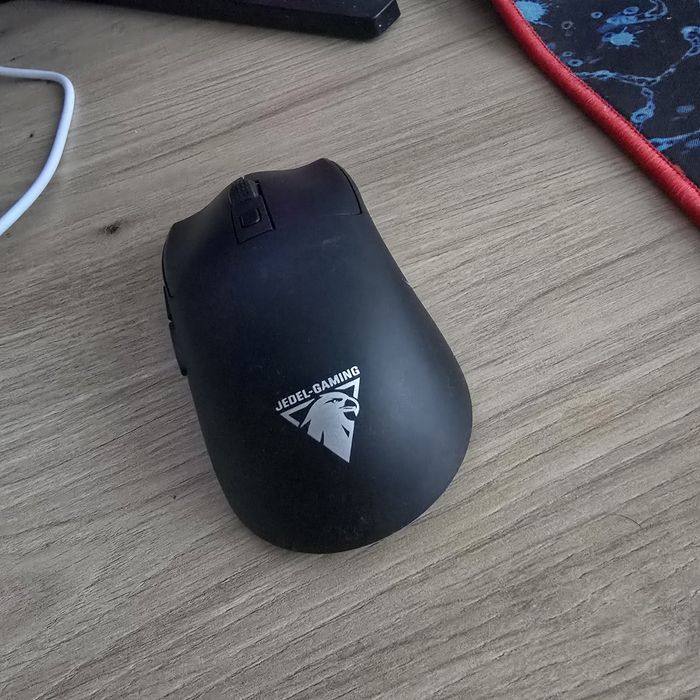 Продавам геймърска мишка