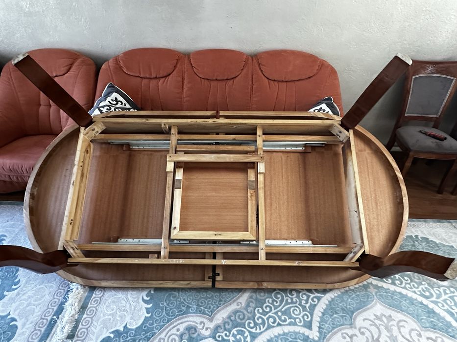 Стол для приема гостей