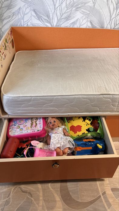 Детская кровать с матрасом и ящиками