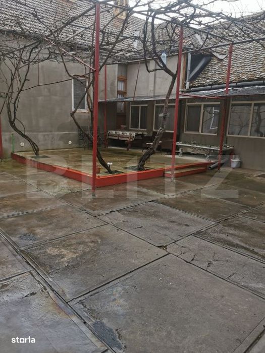 Casa de vanzare, 6 camere, 535 mp, zona Varias