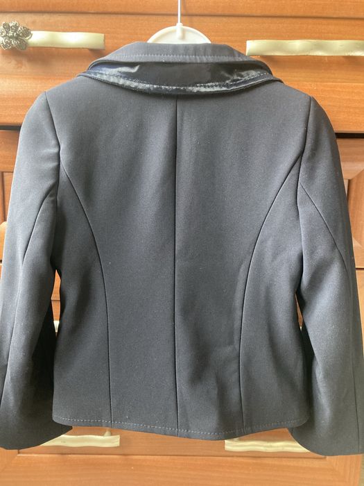 Продам пиджак на девочку 1-3 класс .