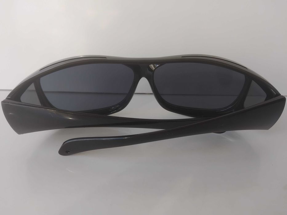 Слънчеви тъмни очила