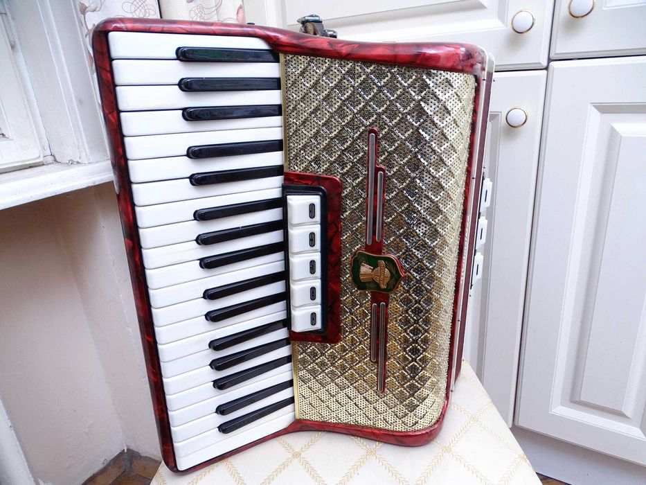 Стар акордеон Велтмайстер 96 баса