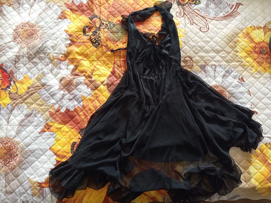 Лятна рокля с гол гръб