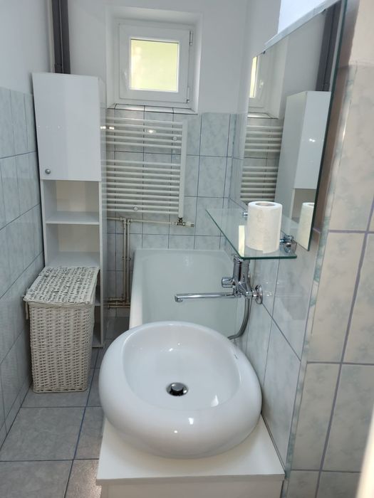 Proprietar închiriez apartament cu trei camere semidecomandat in Bacău