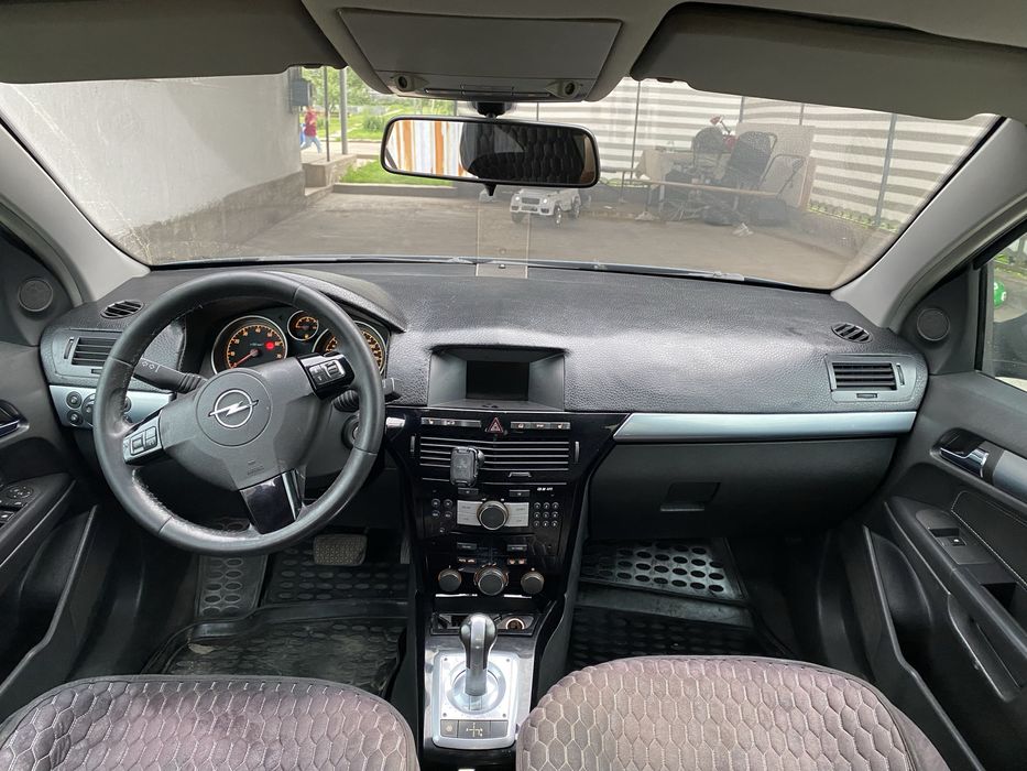 Opel Astra H 1.6 робот, седан