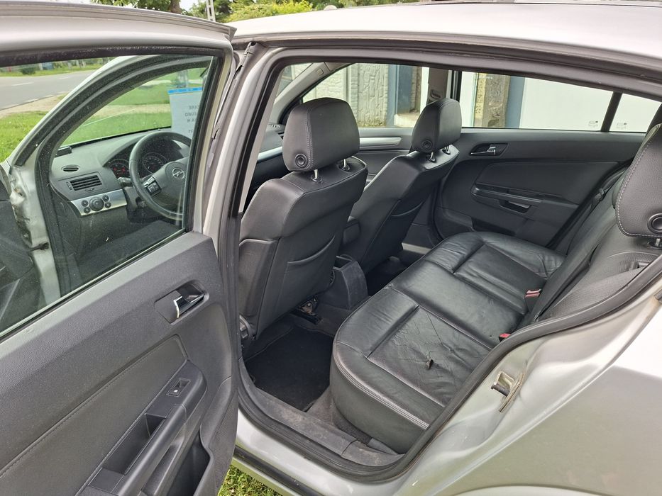 Vand Opel Astra H, an fabricatie 2009, echipat cu motorul 1.7 CDTI ecoFLEX.