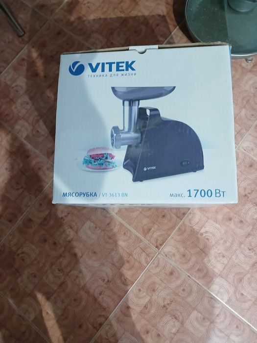 Мясорубка VITEK VT-3631 BN