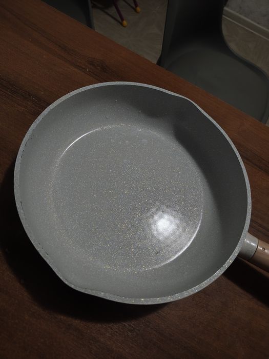 Продам сковороду с крышкой