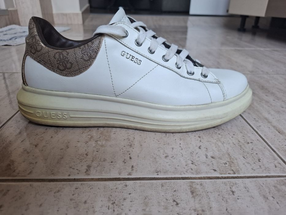 Оригинални кожени обувки Guess