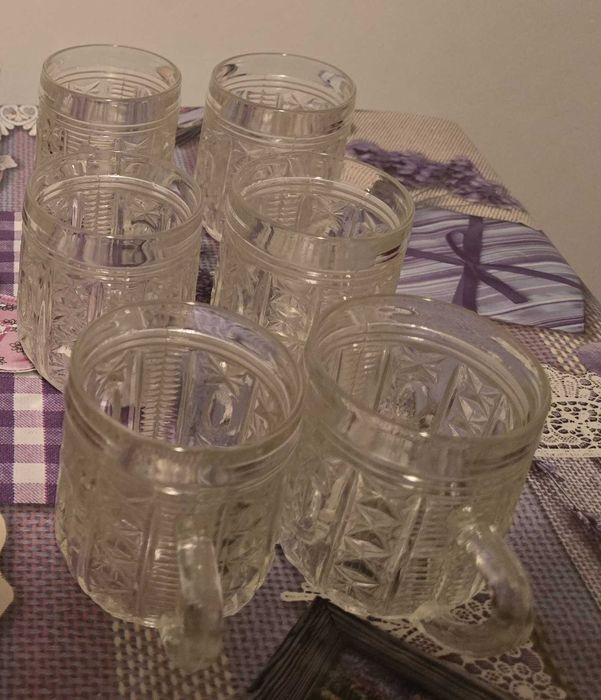 Seturi de căni de porțelan și sticlă